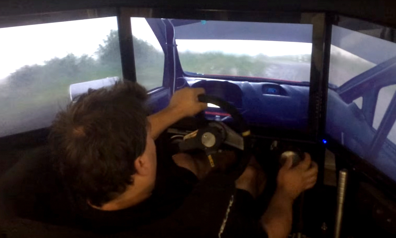 Kierowca rajdowy pokazuje, jak się powinno grać w Rally Dirt