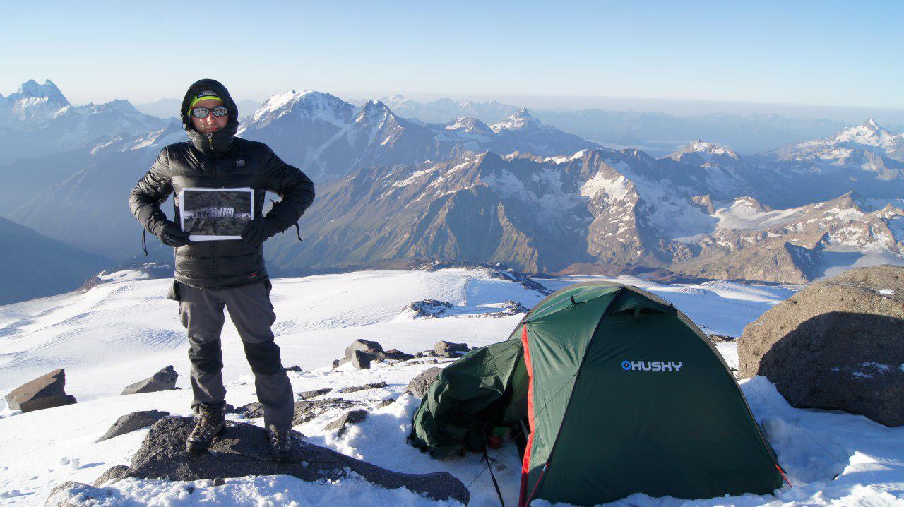 Polski gracz-alpinista zdobył Elbrus. Osiągnięcie zadedykował ulubionej grze!