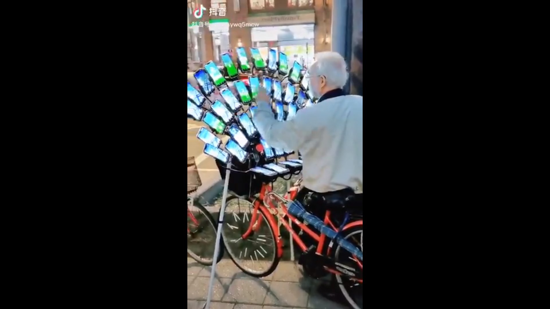 70-letni Tajwańczyk gra w Pokemon GO na 45 smartfonach