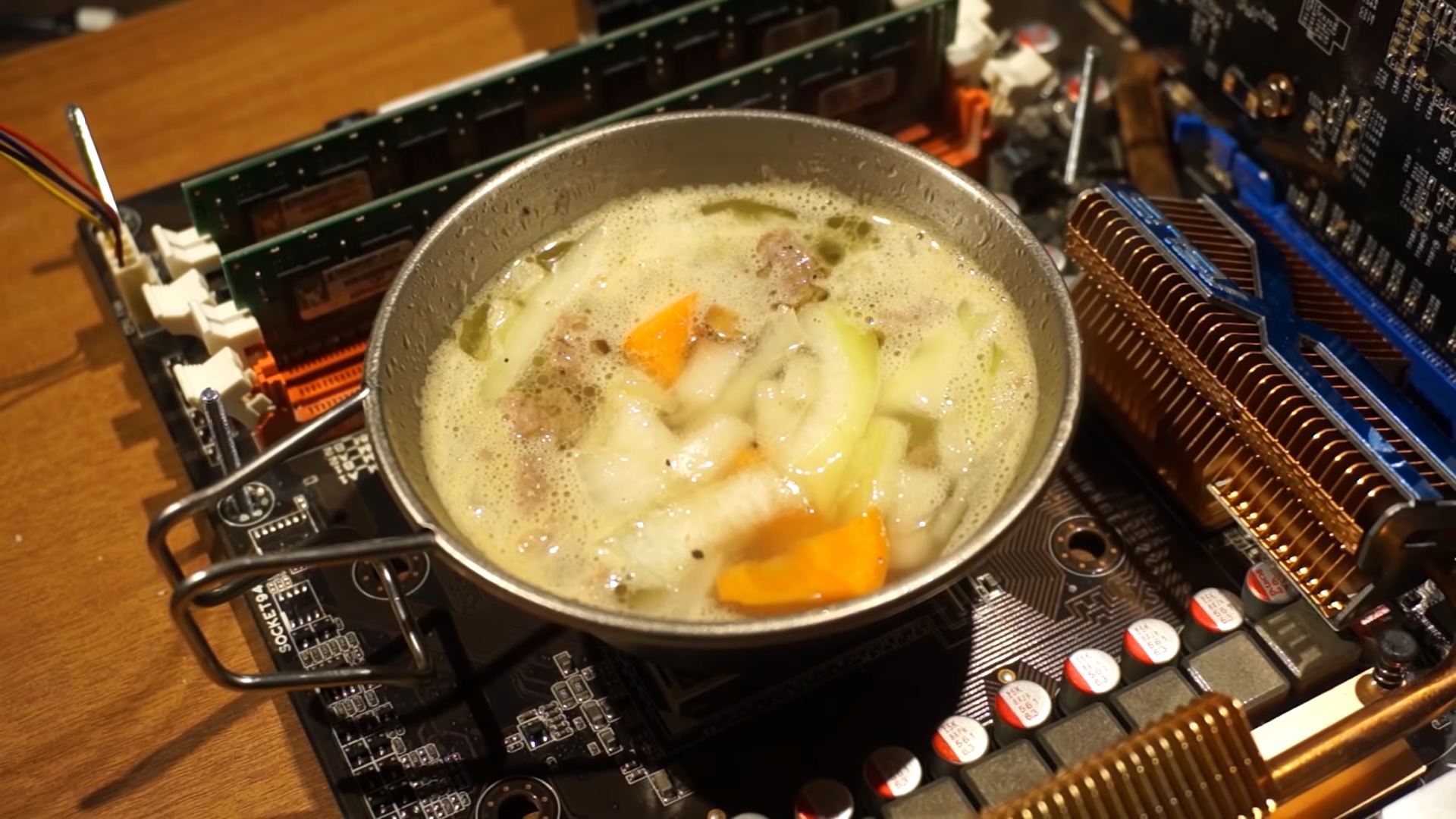 Japoński youtuber ugotował obiad na procesorze [WIDEO]