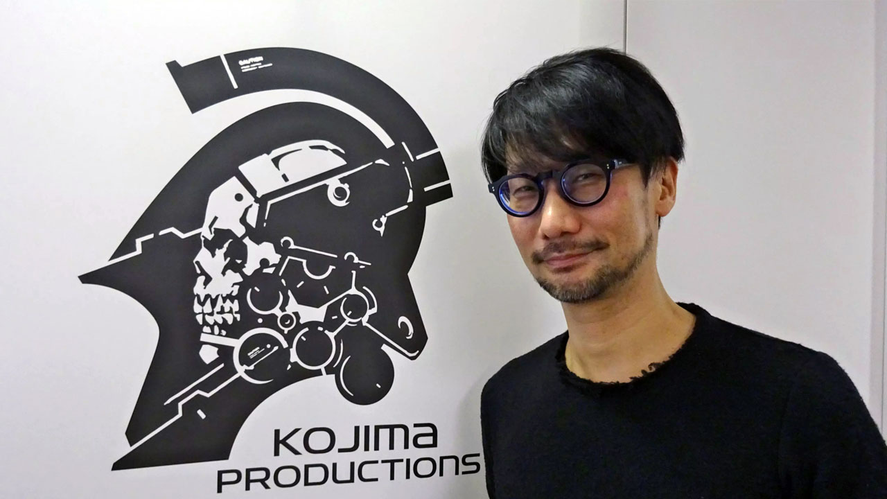 Hideo Kojima z logiem studia