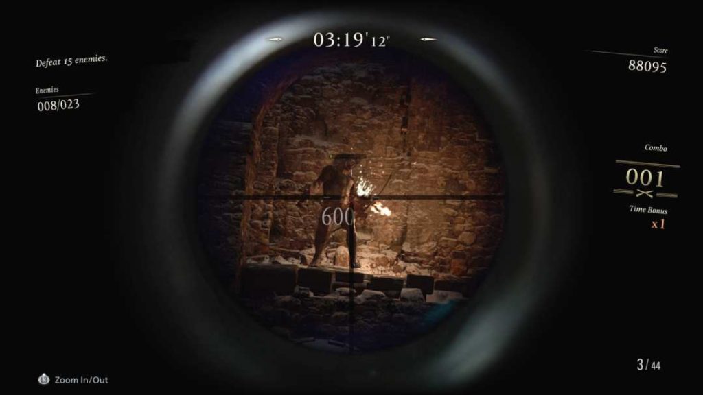 Gracz celuje przez lunetę broni do przeciwnika w Resident Evil Village
