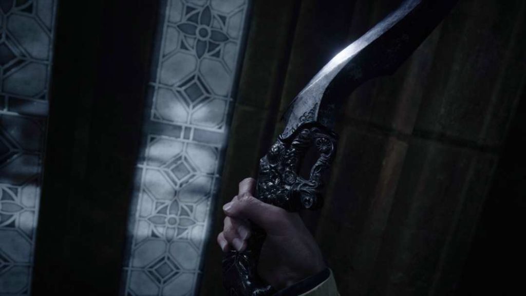 Zbliżenie na zdobiony nóż z Resident Evil Village