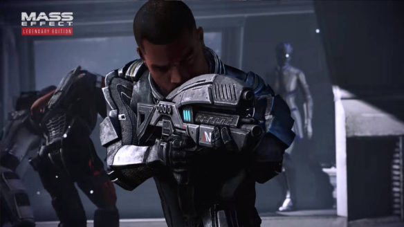 Bohater z gry Mass Effect Legendary Edition celujący z karabinu