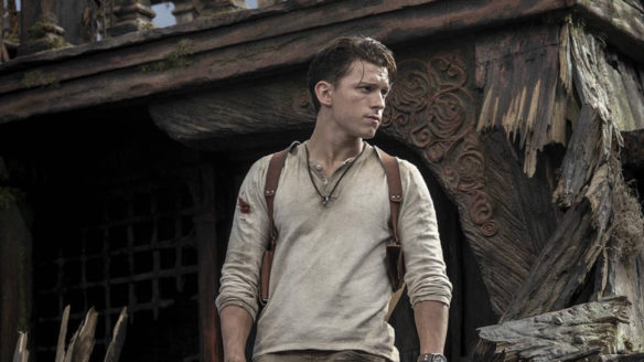 spocony Tom Holland patrzy w prawo - kadr z filmu Uncharted