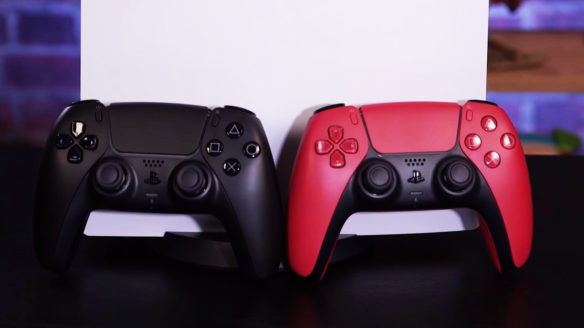 Czarny i czerwony DualSense na zdjęciu