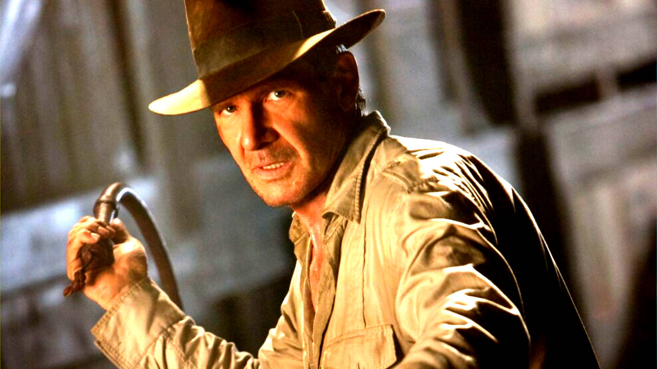 Indiana Jones trzyma pejcz w prawej ręce