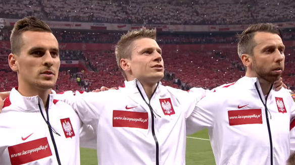 Łukasz Piszczek śpiewa hymn z kolegami na boisku - FIFA 21