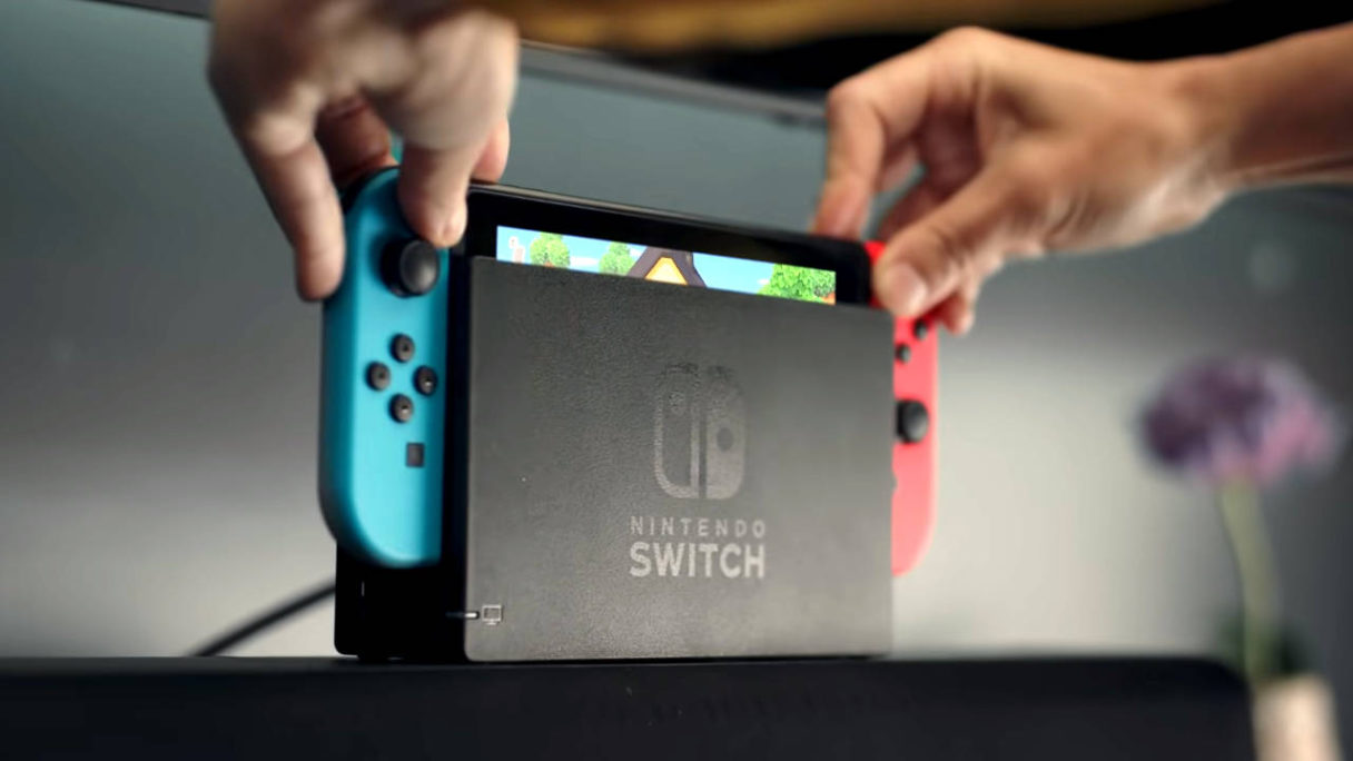 Nintendo Switch Pro - na zdjeciu zwykły Nintendo Switch wkładany do docka