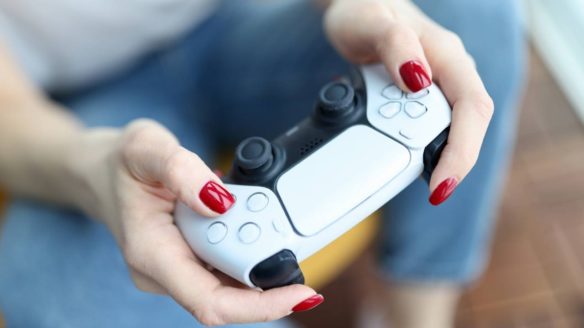 PS Plus - kobieta gra przy pomocy pada DualSense