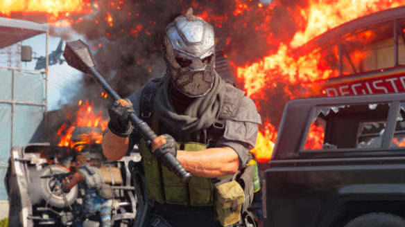 Call of Duty Black Ops Cold War - mężczyzna w masce z wielkim, stalowym obuchem na tle płomieni