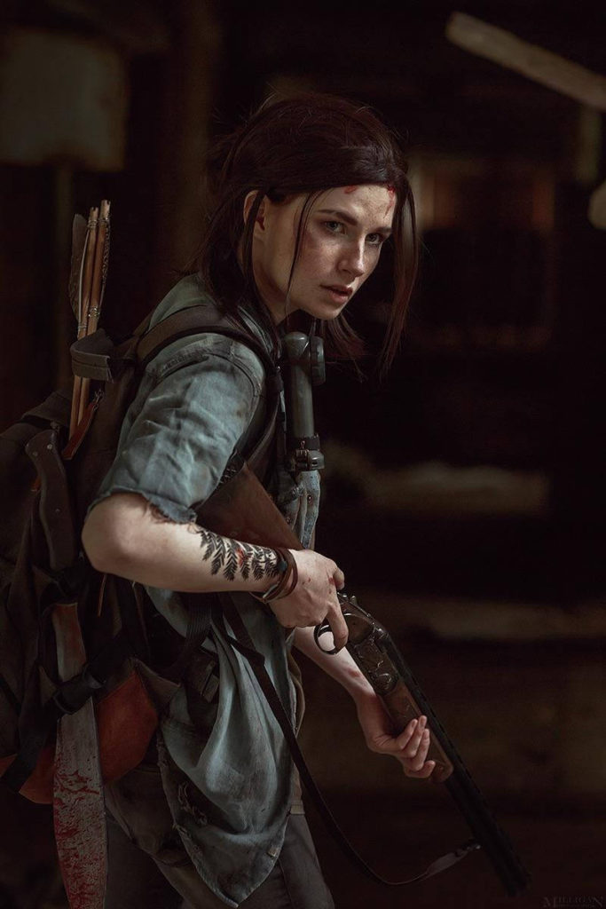 The Last of Us Ellie Cosplay - dziewczyna trzyma strzelbę