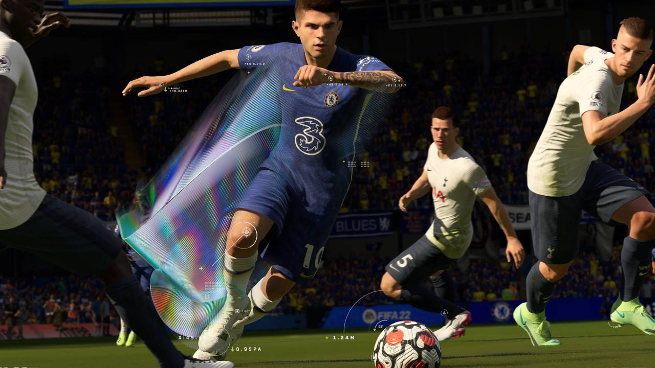 FIFA 22 - piłkarz biegnie przed siebie z piłką i a wokół niego trójka jego rywali próbuje mu ją zabrać