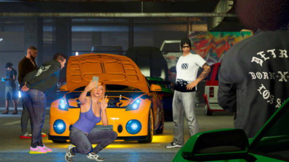 GTA Online - postacie lansują się przy zmodyfikowanym samochodzie sportowym w klubie samochodowym LS