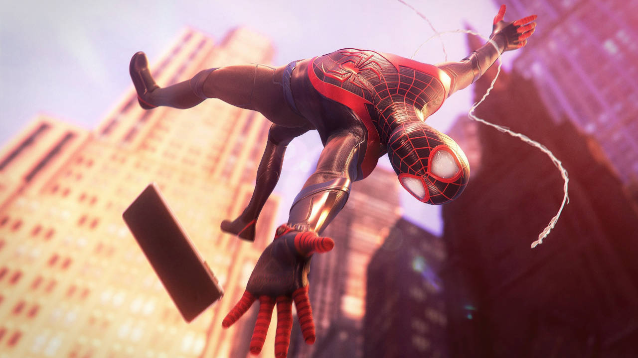 Spider-Man Miles Morales - bohater buja się na pajęczynie i próbuje złapać telefon