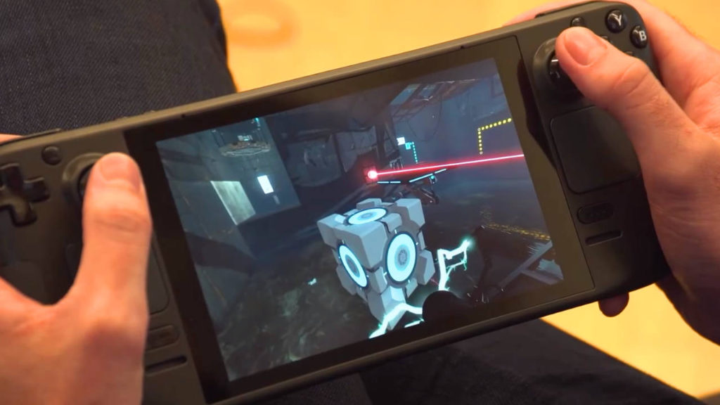 Steam Deck - mężczyzna gra Portal 2 na hybrydowej konsoli
