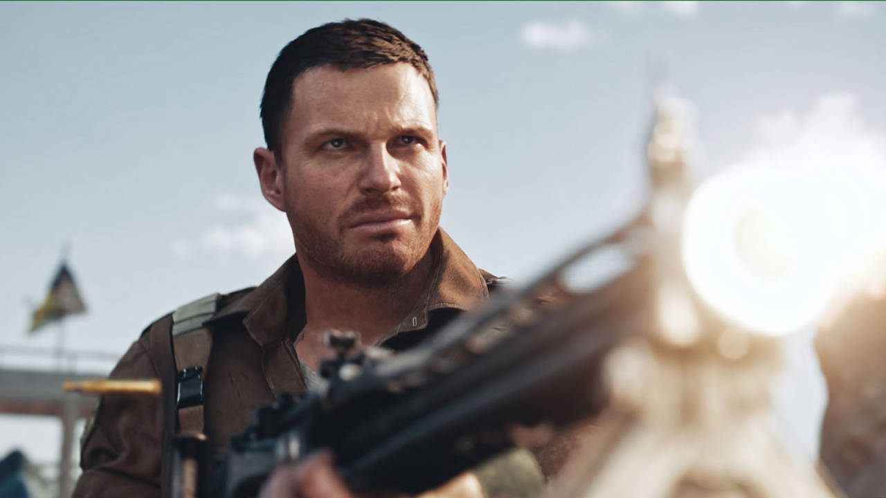 Call of Duty Vanguard - żołnierz strzela z karabinu, uśmiecha się