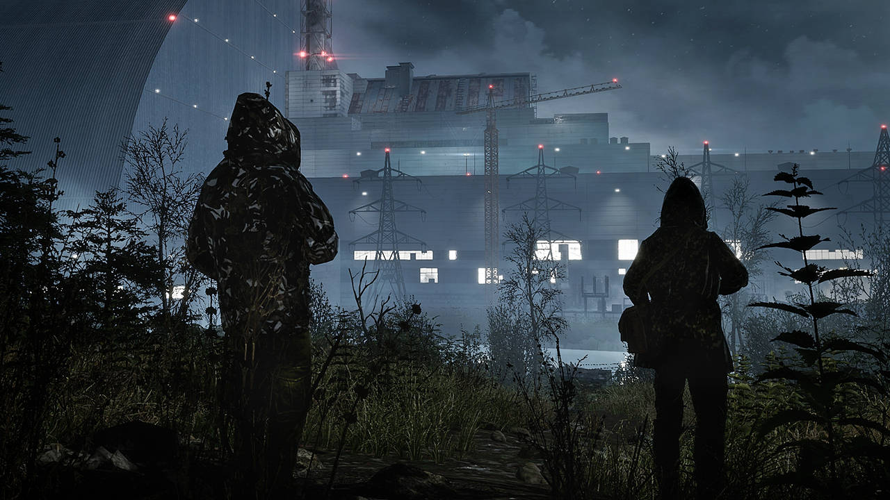 Chernobylite - dwójka ludzi obserwuje z daleka najpewniej fabrykę w nocy. Mają założone kaptury