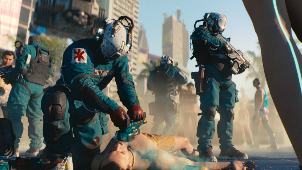 Cyberpunk 2077 - medycy reanimują mężczyznę na ulicy, wokół zebrała się masa gapiów