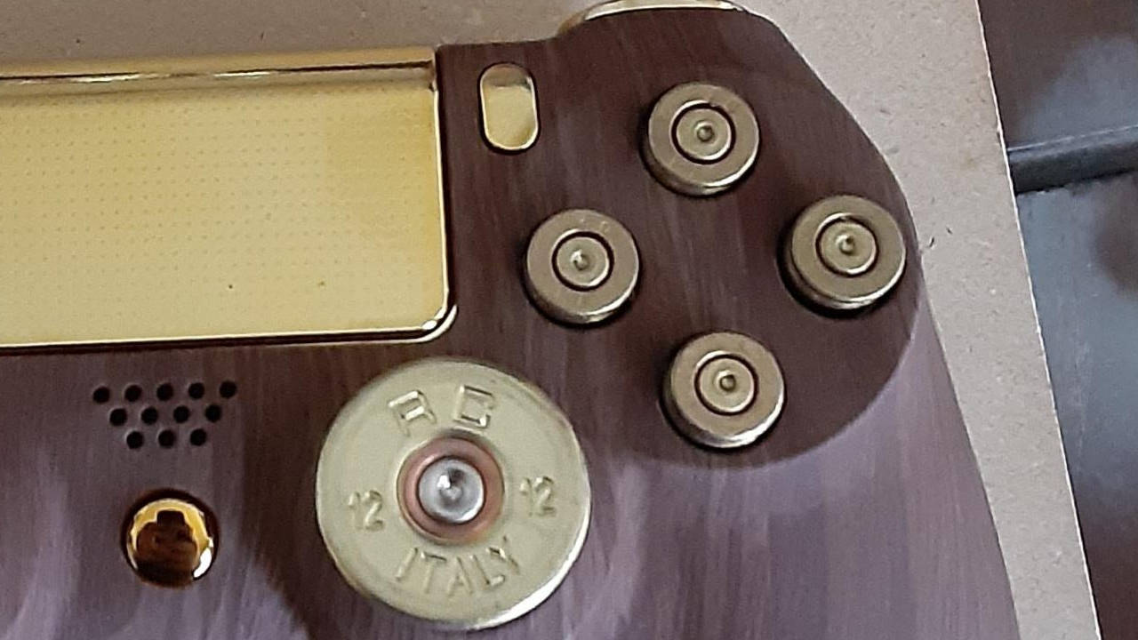 DualShock 4 - zloto, drewno, naboje - zbliżenie na kontroler