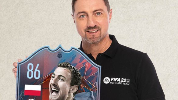 Jerzy Dudek trzymający kartę ze swoją podobizną