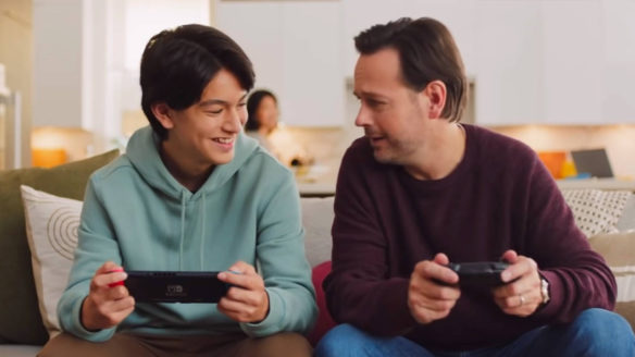 Nintendo Switch - granie kanapowe mężczyzny i chłopca