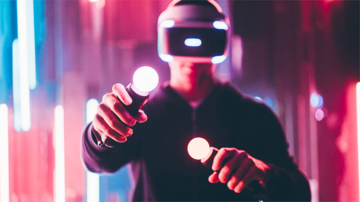 PS VR 2 - mężczyzna gra na pierwszym modelu PS VR