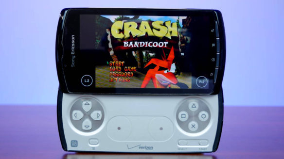 Sony Xperia Play z uruchomioną grą Crash Bandicoot