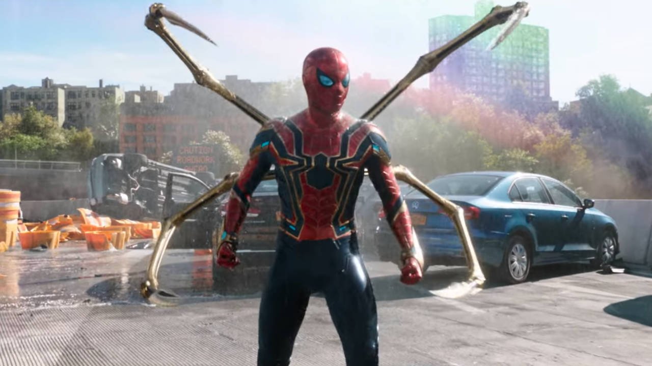Spider-Man No Way Home - Peter Parker w stroju Iron Spider Suit stoi na moście, w tle tęcza