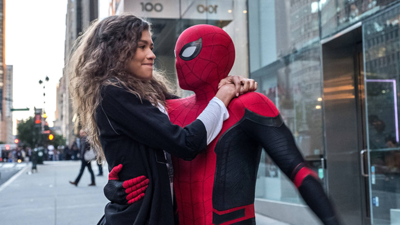 Spider-Man No Way Home - jeden z kadrów poprzedzających film w Far From Home, Spider-Man i MJ przytulają się na ulicy