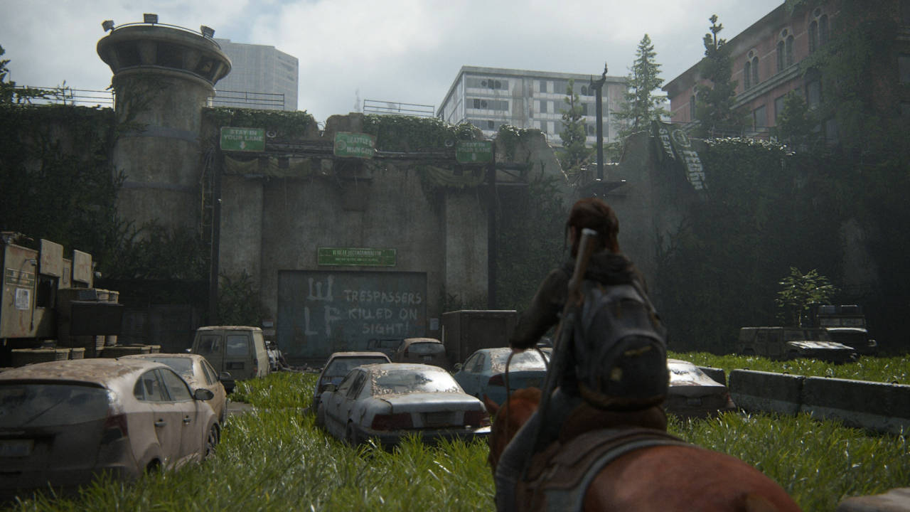 The Last of Us 2 - Ellie na koniu w mieście wśród roślinności i porzuconych samochodów