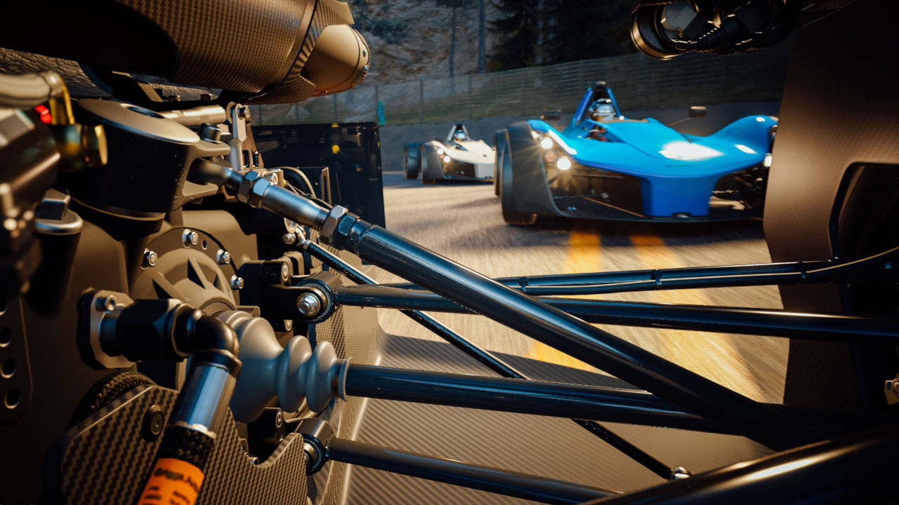 Gran Turismo 7 - Kadr na niebieski samochód wyścigowy podczas wyścigu z perspektywy tylnej osi innego samochodu przed nim- PG