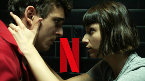 Netflix nowości wrzesień 2021 - Dom z papieru - Tokio trzyma Rio w łazience za kark i patrzy mu głęboko w oczy. Między nimi logo Netflixa