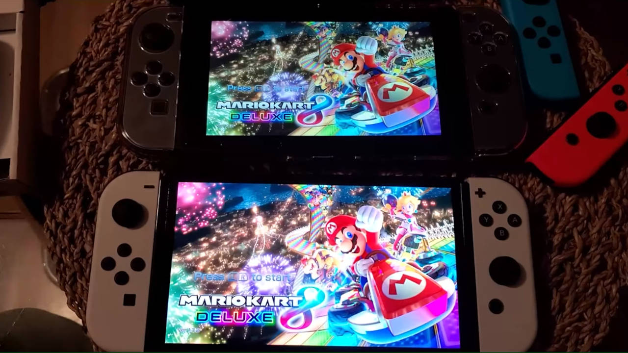 Nintendo Switch OLED - porównanie z Mario Kart 8 Deluxe uruchomionym na dwóch konsolach - nowym i starym modelu
