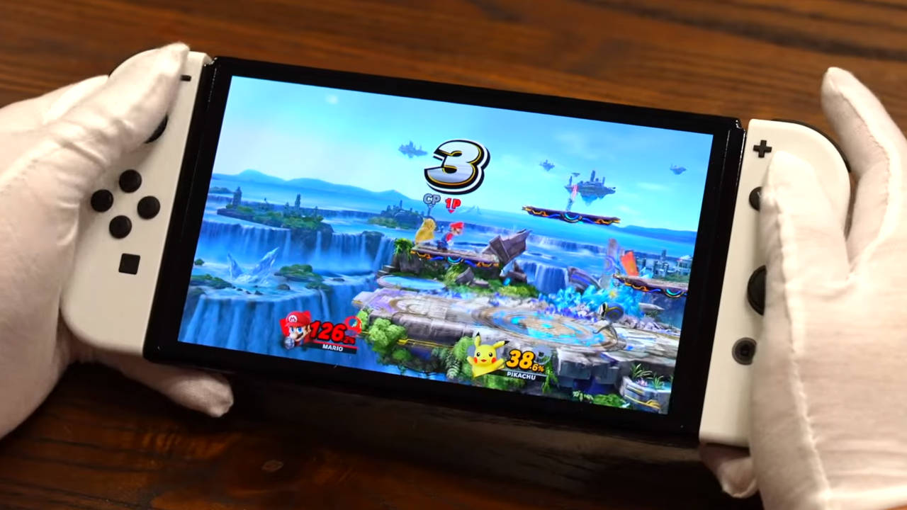 Mężczyzna gra na Nintendo Switch OLED w Super Smash Bros. Ultimate - PG