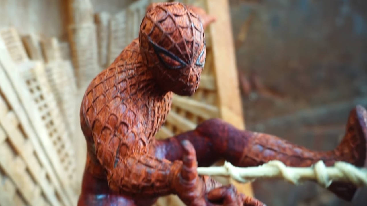 Spider-Man - rzeźba z drewna - zbliżenie na postać - PG