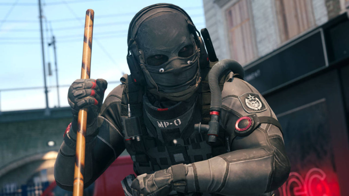 Call of Duty Warzone - żołnierz trzyma w rękach drewniane kije Kali