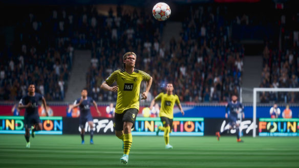 FIFA 22 - piłkarz próbuje obić główką - PG