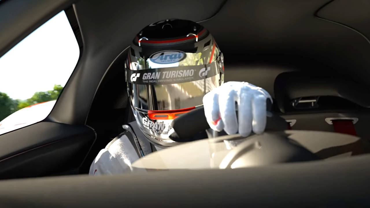 Gran Turismo 7 - kierowca jedzie samochodem w kasku - PG