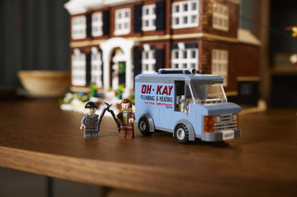 zestaw LEGO - Harry i Marv z łomami stoją obok swojego samochodu