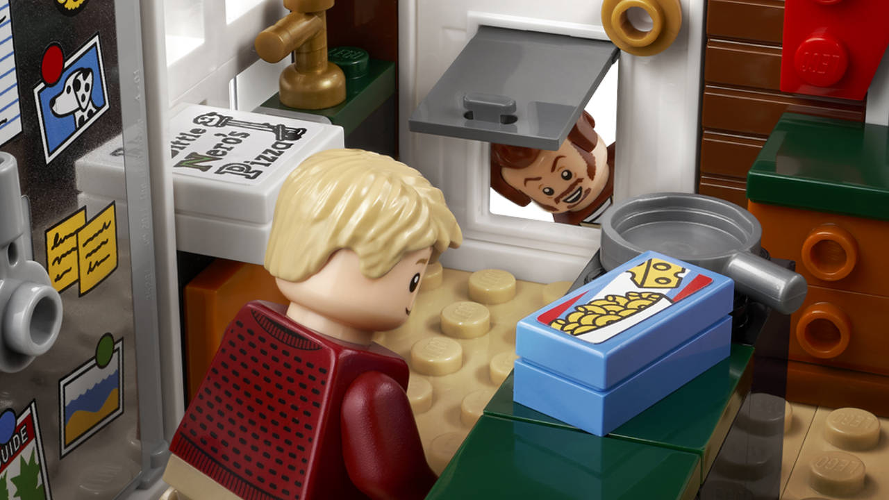 Kevin sam w domu - zestaw LEGO - Kevin czai się na oprycha, który chce mu wejść do domu