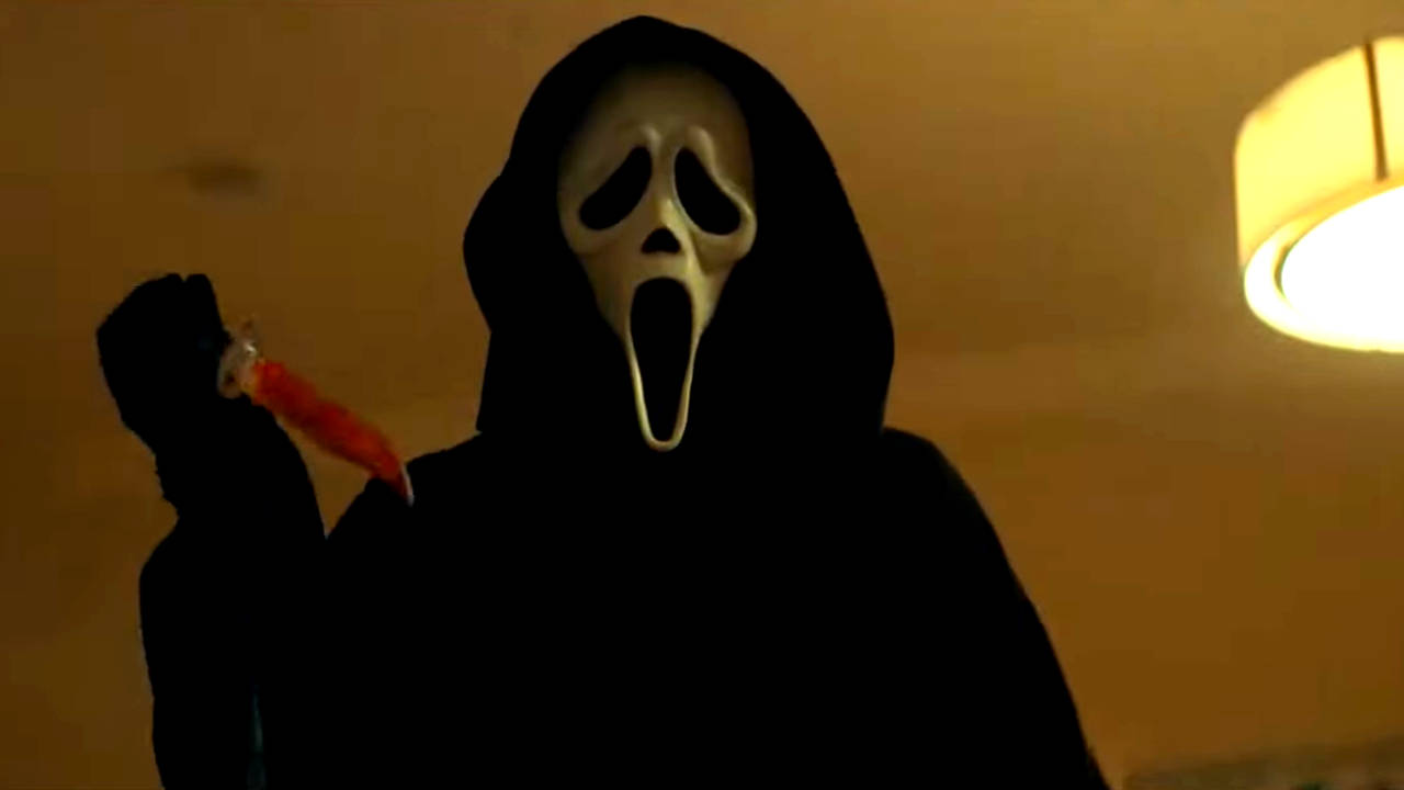 Krzyk 5 - Ghostface trzyma zakrwawiony nóż