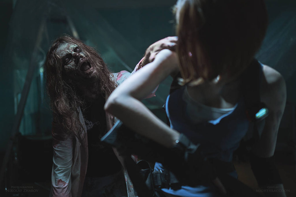 Resident Evil Cosplay - Jill Valentine zostaje złapana przez zombie