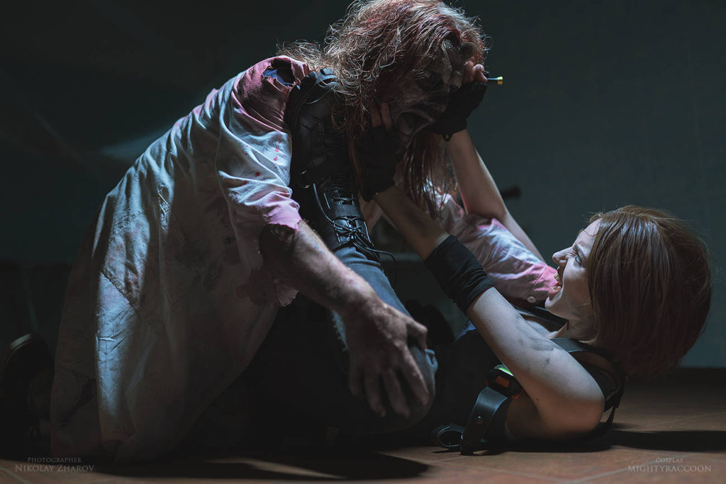 Resident Evil Cosplay - Jill Valentine siłuje się z zombie na podłodze
