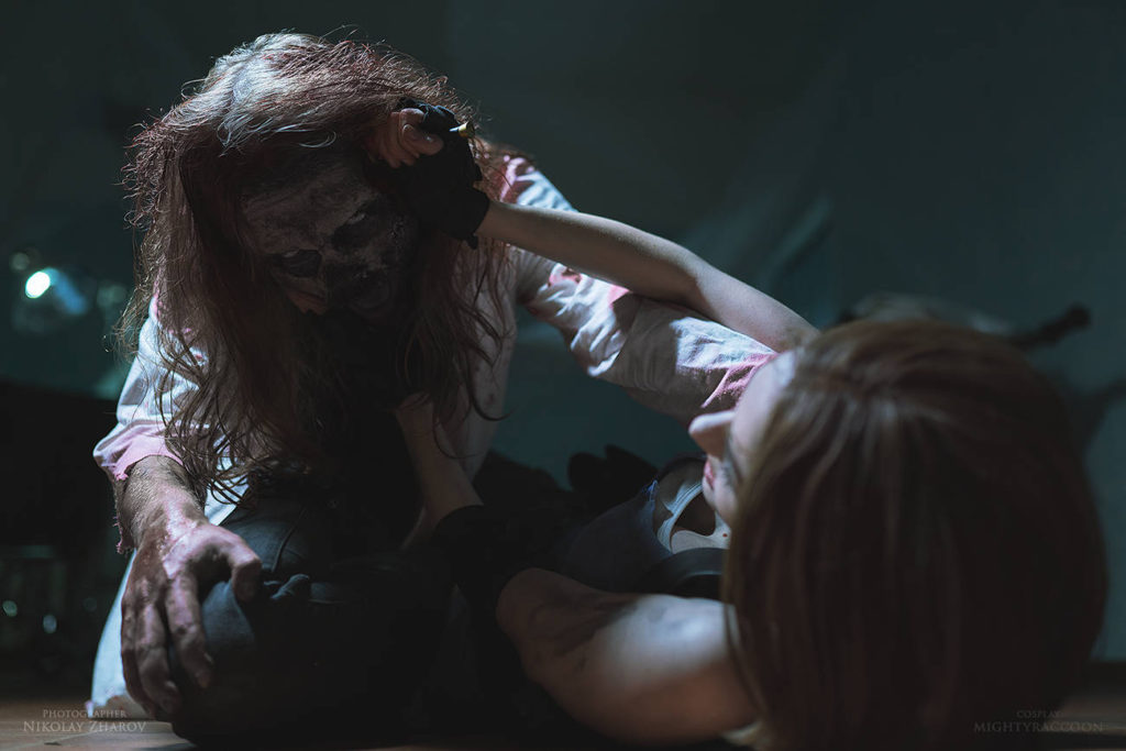 Resident Evil Cosplay - Jill Valentine walczy z zombie na podłodze