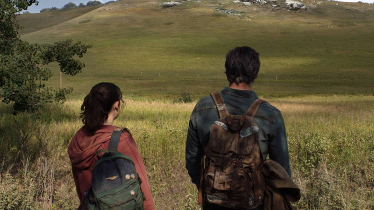 Serial The Last of Us - Joel i Ellie patrzą na wzgórze z rozwalonym pojazdem