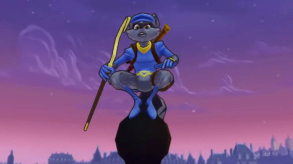 Sly Cooper siedzi na wierzchołku dachu i obserwuje okolicę