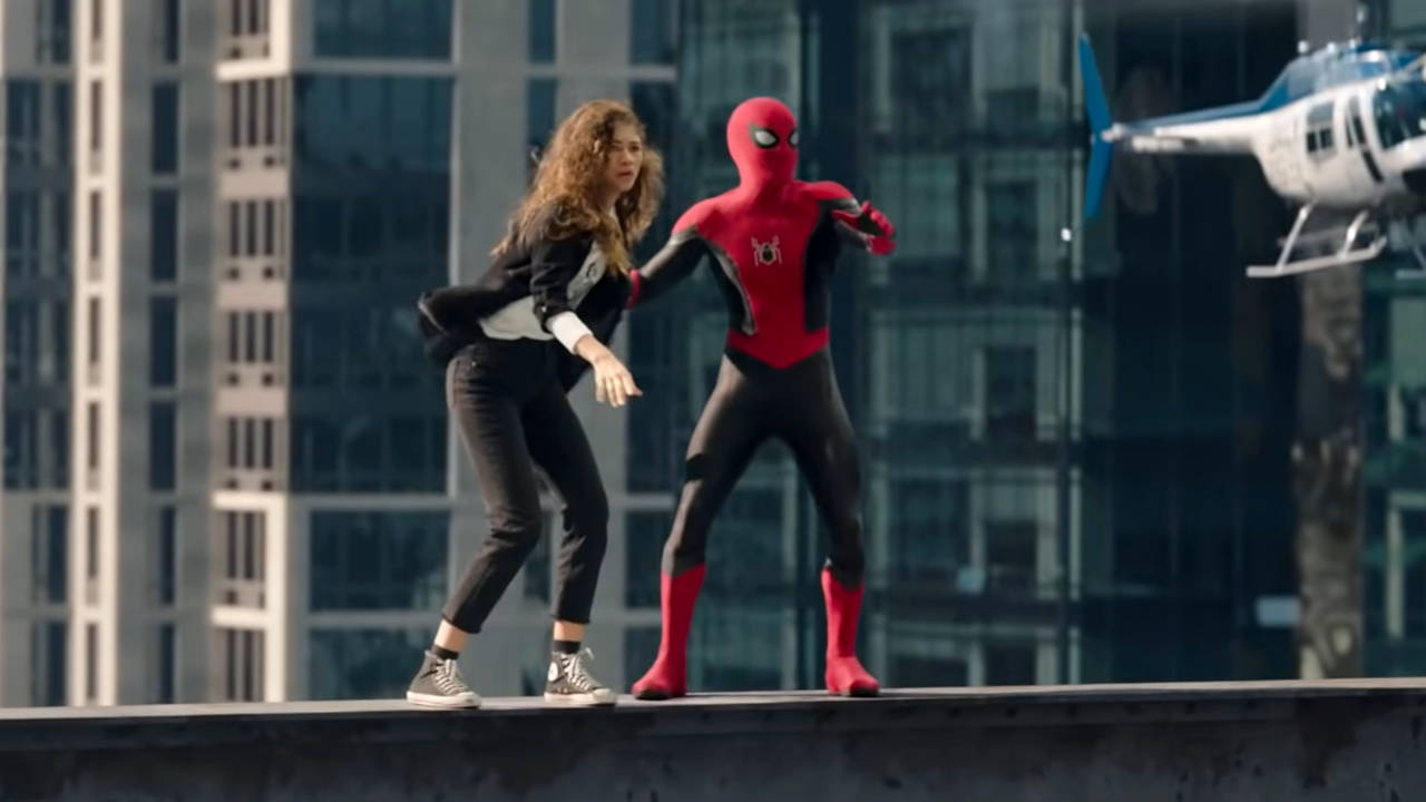 Spider-Man No Way Home - Peter Parker i MJ otoczeni przez helikoptery na moście