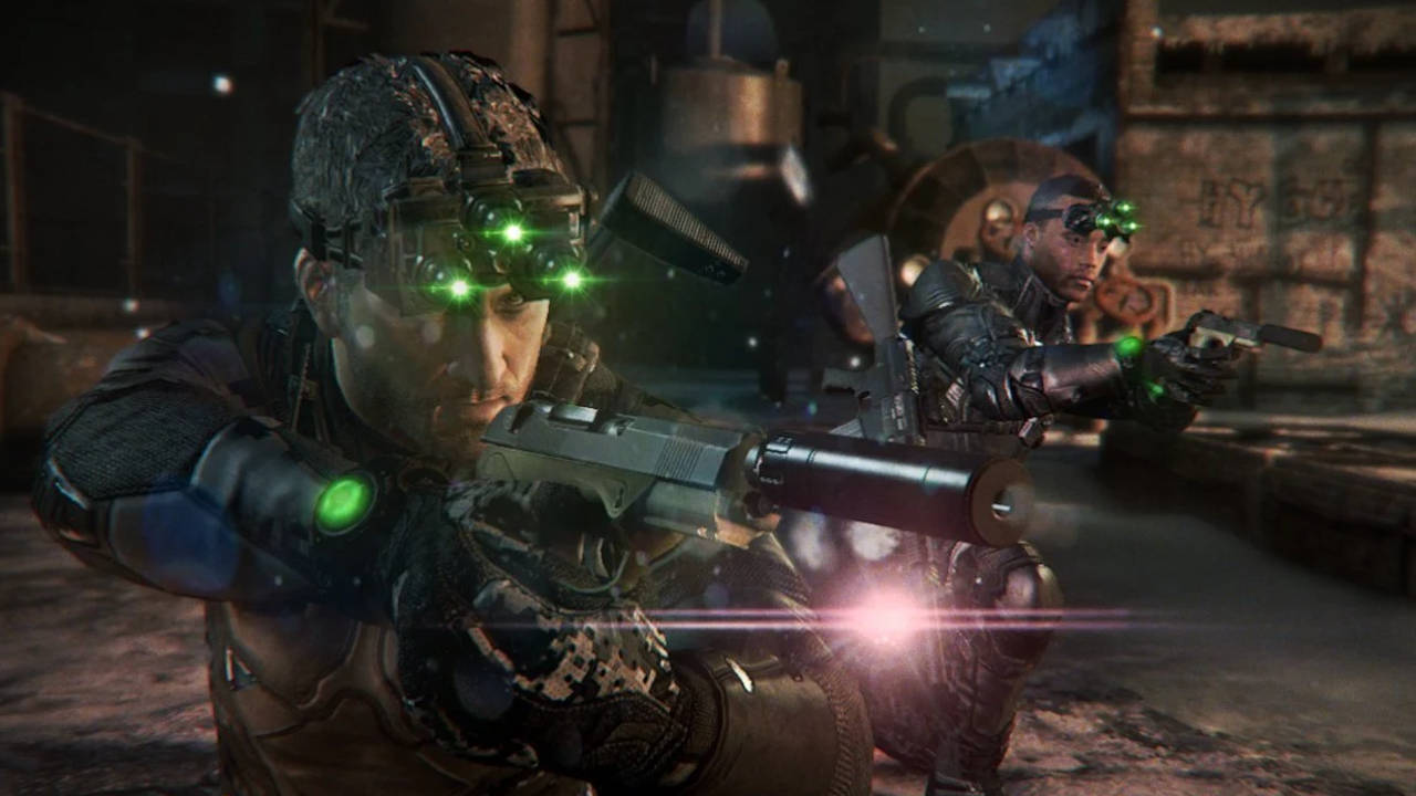 Splinter Cell - zdjęcie z części Blacklist - dwójka bohaterów skrada się z pistoletami w rękach