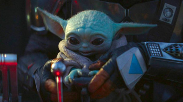 The Mandalorian - Baby Yoda trzymany na rękach głównego bohatera serialu